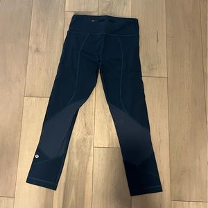 NAVY BLUE LULULEMON CAPRIS